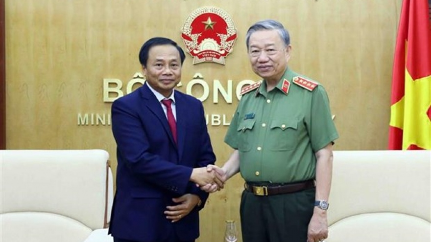 Vietnamese, Lao public security ministries boost cooperation